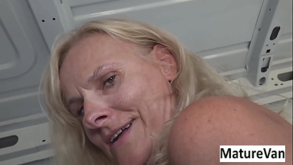 Blonde Oma spreizt ihre Fotze im Auto für fremden Kerl