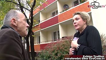 Geile Milf in Netzstrümpfen lässt alten Kerl alle Löcher stopfen